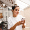 Frau am Smartphone