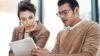 Mann und Frau mit Tablet in der Hand