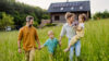Familie auf einer Wiese vor ESG Haus
