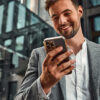 Mann der auf seinem Smartphone nach Immobilien auf Instagram guckt