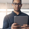 Mann am Tablet
