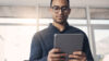 Mann am Tablet