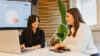 Zwei Frauen aus dem Sales International Team