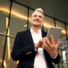 Mann mit Tablet in der Hand