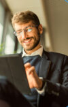 Mann mit Tablet auf dem Schoß