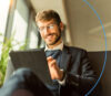 Mann mit Tablet auf dem Schoß