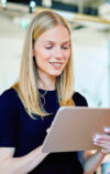 Frau hält ein Tablet in der Hand