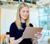 Frau hält ein Tablet in der Hand