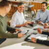 Team bei einem Meeting am Tisch