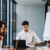 Gruppe von Immobilienmaklern die über Kundenakquise sprechen