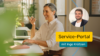 Thumbnail für das Feature-Video zum Service-Portal, Frau mit Smartphone bedient Laptop, Foto von Ingo Krützen