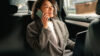 Frau telefoniert im Auto