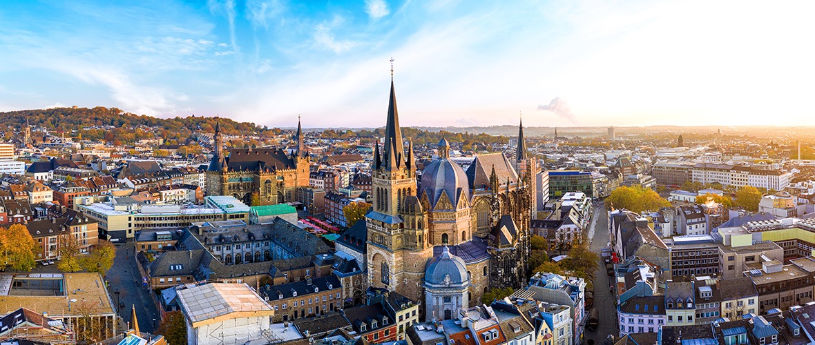 Blick über die Stadt Aachen mit Dom und Rathaus